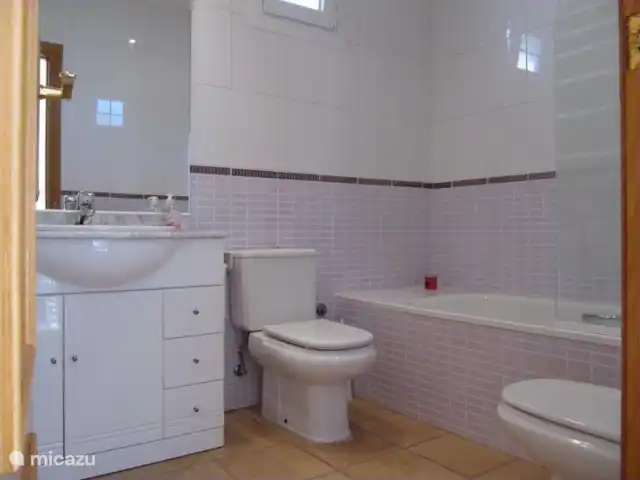Maison de rêve sur golf**** | Espagne, Costa del Azahar, Sant Jordi - villa Salle de bain avec bain et douche pour les deux chambres du 1er étage.