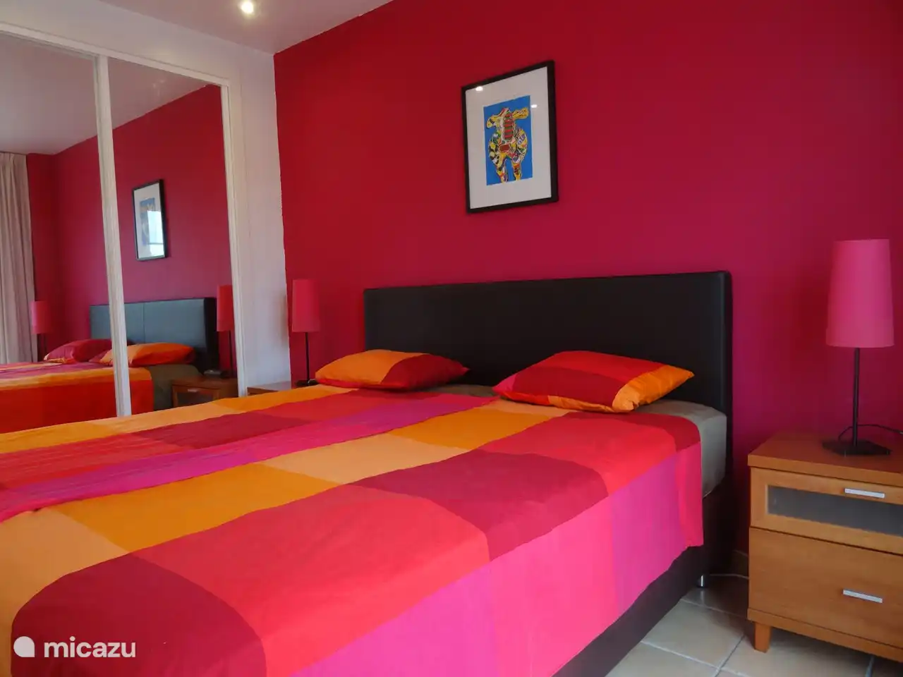 Uno de los dos amplios dormitorios en el 1er piso con somier de 180 x 200 cm