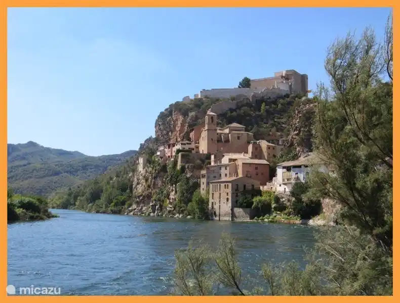 El pintoresco pueblo de Miravet con la fortaleza de los Caballeros Templarios del siglo XI como su punto m&#225;s alto se encuentra a unos 25 km hacia el interior a lo largo de las orillas del Ebro.