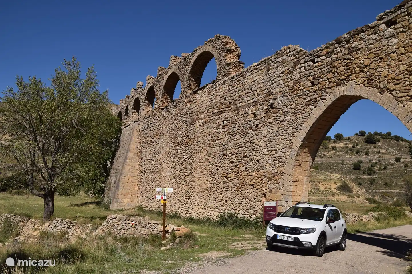 Acueducto romano bien conservado cerca de la ciudad medieval fortificada de Morella