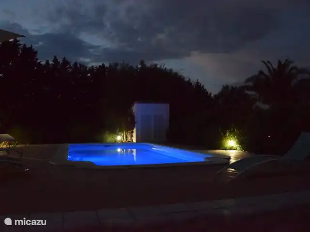 Maison de rêve sur golf**** | Espagne, Costa del Azahar, Sant Jordi - villa La piscine privée la nuit, éclairée par une lampe LED aux couleurs réglables