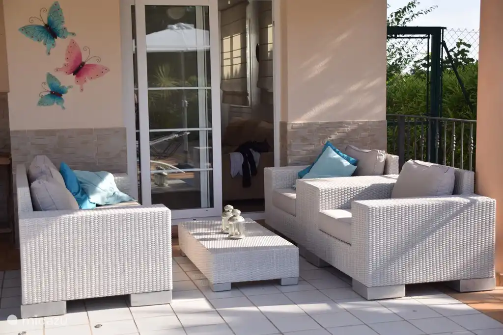 Primer plano de la agradable esquina del sal&#243;n.