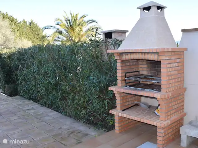Maison de rêve sur golf**** | Espagne, Costa del Azahar, Sant Jordi - villa Grand barbecue en pierre, placé sur la terrasse arrière au bord de la piscine