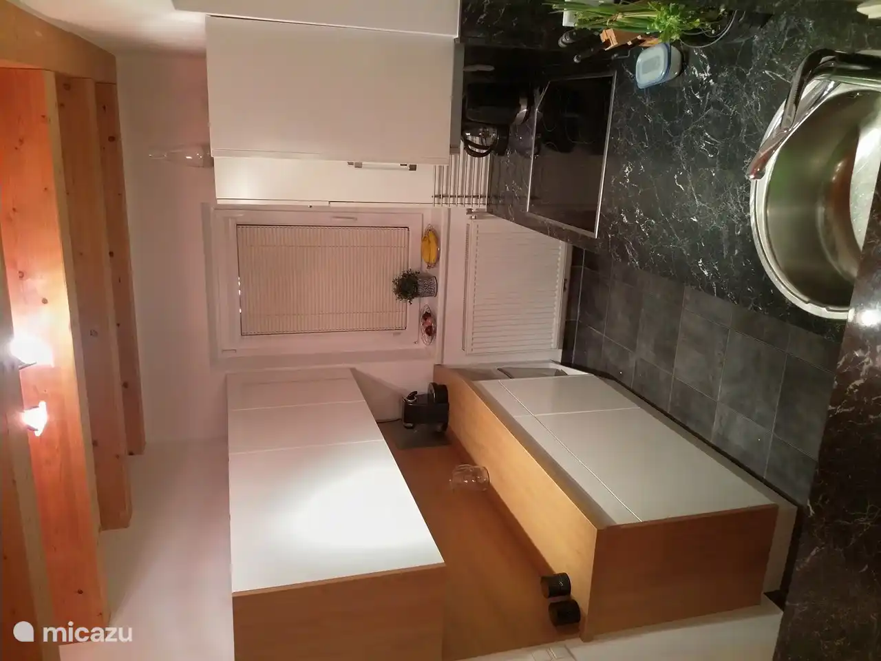 Komplette Küche, in der es Ihnen an nichts fehlt. Sogar Biergläser vorhanden