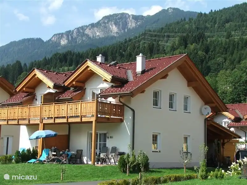 "Sonnechalet" In Gail nach Italien mit herrlichem Blick vom Balkon und Terrasse.
