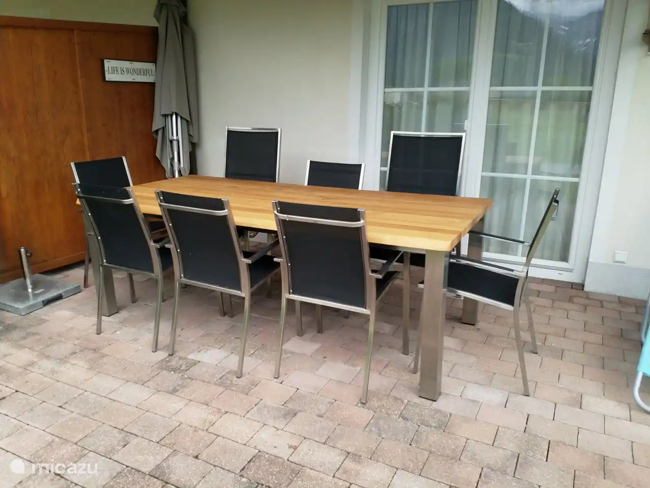 Entspannen Sie auf unserer Sonnenterrasse mit modernem Esstisch.