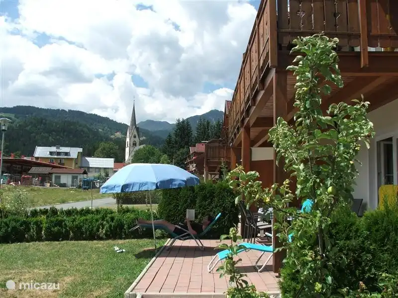 Sonnechalet befindet sich am Rande des Dorfes. So können Sie am Morgen zu Fuß über die Bäckerei für leckere Semmeln oder frisches Brot. Die Bäckerei ist bereits 05.30 geöffnet. Sie können das Frühstück hier haben, ist lecker und sie hervorragende Kaffee und Cappuccino haben.