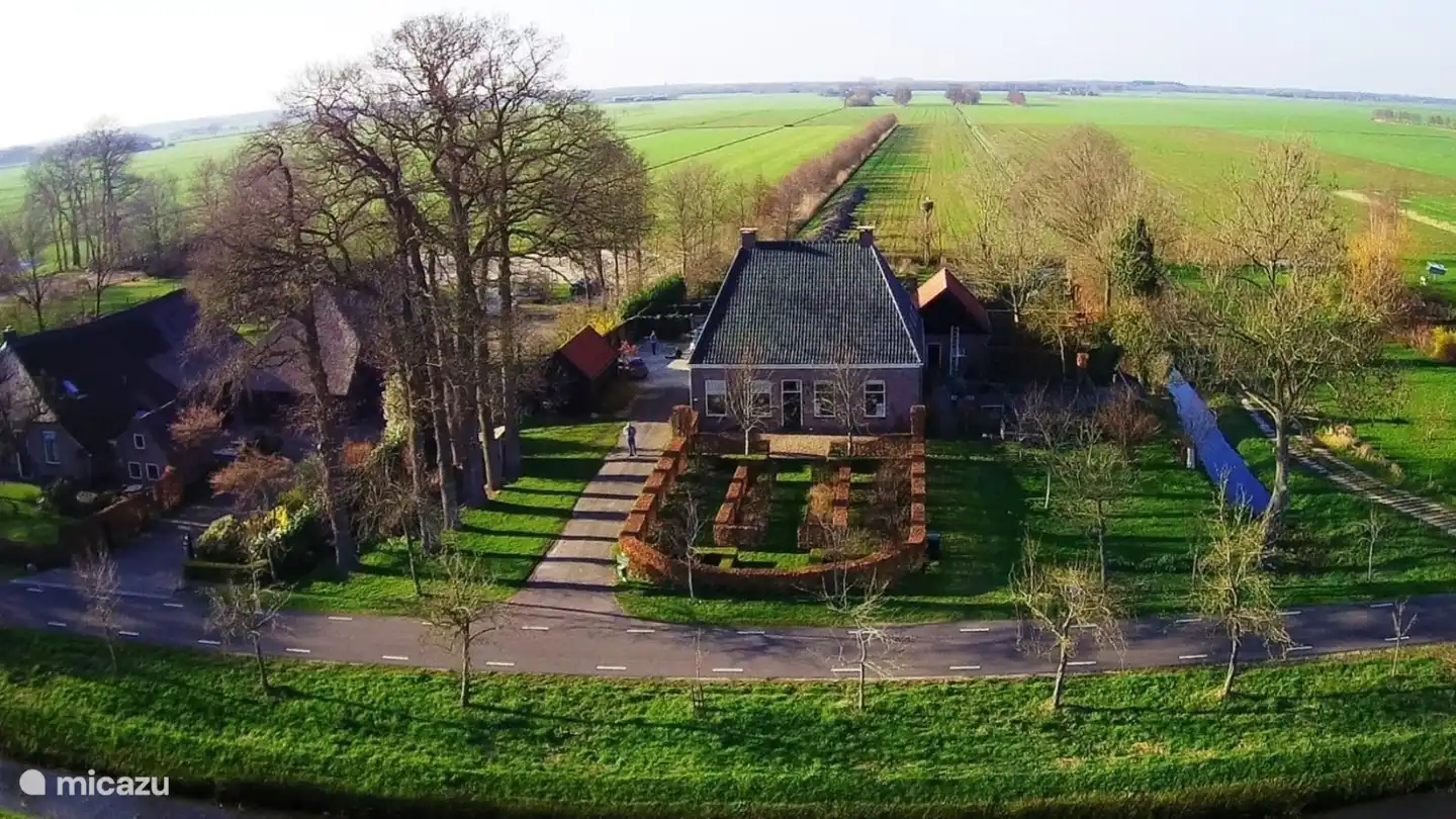 Deze foto is met een Drone gemaakt. Opa’s Huisje is de linkerhelft van het voorhuis.