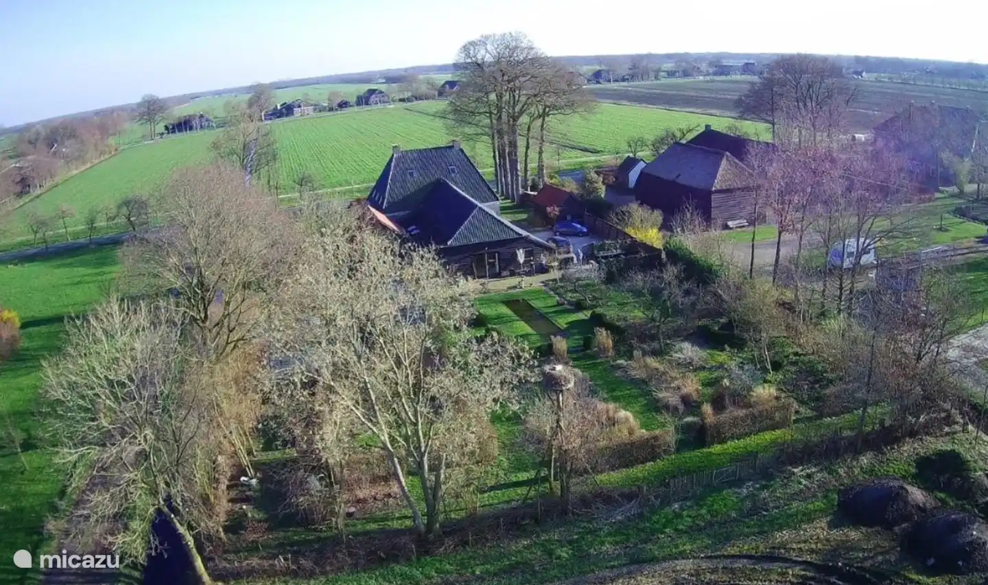 Drone foto van het gehele perceel