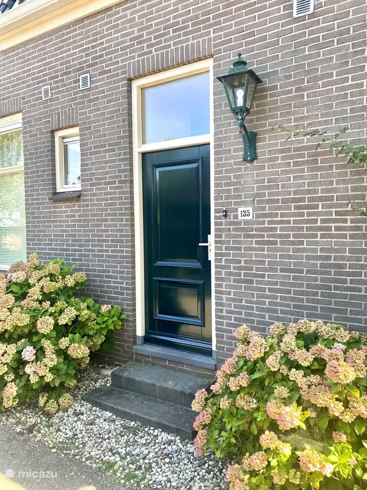 De voordeur (let op opstapje)