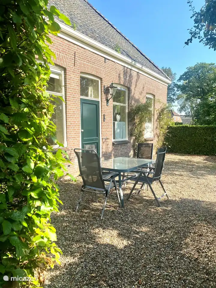 Voorzijde met deur naar terras op het zuiden