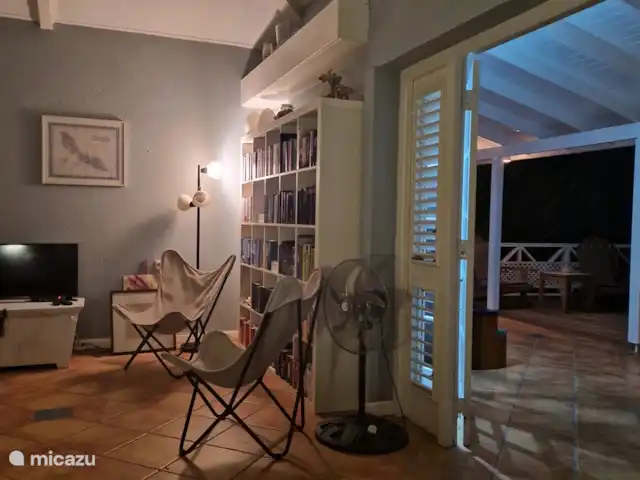 Location de Vacances Curaçao, Curaçao-Centre, Willemstad, maison de vacances - 'Casa Troepial' avec piscine privée salon avec TV et bibliothèque