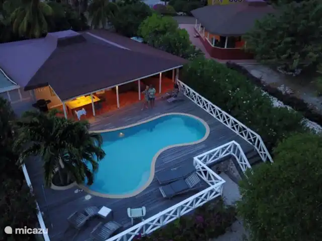 Location de Vacances Curaçao, Curaçao-Centre, Willemstad, maison de vacances - 'Casa Troepial' avec piscine privée Casa Troepiaal vue du ciel à la lumière du soir.