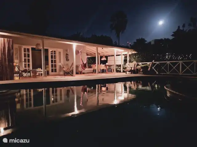 Location de Vacances Curaçao, Curaçao-Centre, Willemstad, maison de vacances - 'Casa Troepial' avec piscine privée piscine de nuit