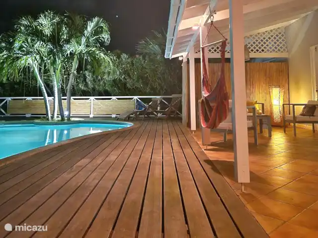 Location de Vacances Curaçao, Curaçao-Centre, Willemstad, maison de vacances - 'Casa Troepial' avec piscine privée Porche relié à la piscine