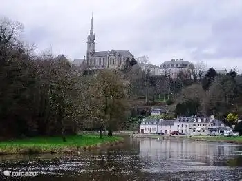 Châteauneuf-du-Faou, à neuf km, belle ville située sur le canal de Nantes à Brest. Vous pouvez marcher et faire du vélo le long du canal.