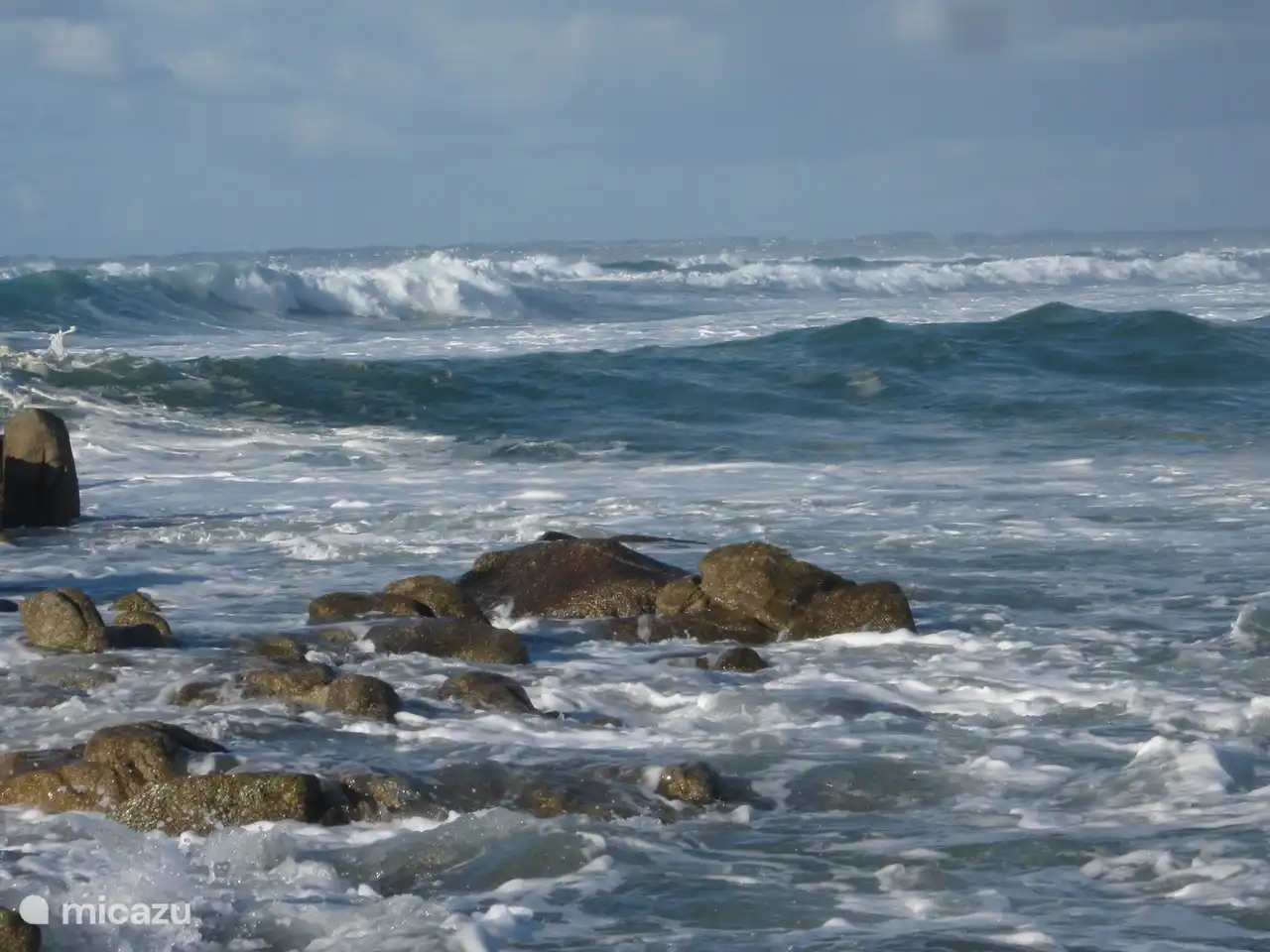 Les nombreuses côtes magnifiques avec de grandes et petites plages de sable, des affleurements rocheux