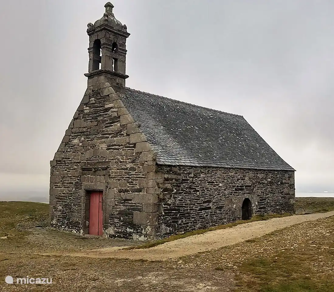 L'église solitaire au sommet du Mont St Michel Brasparts au Mont d'Arrée