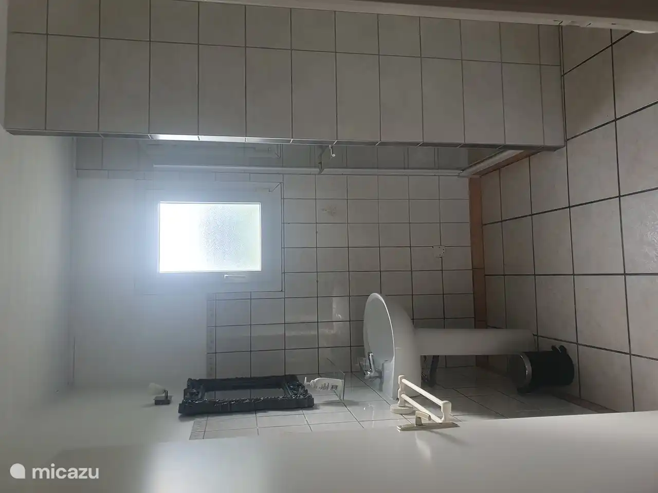 la salle de bain avec toilettes