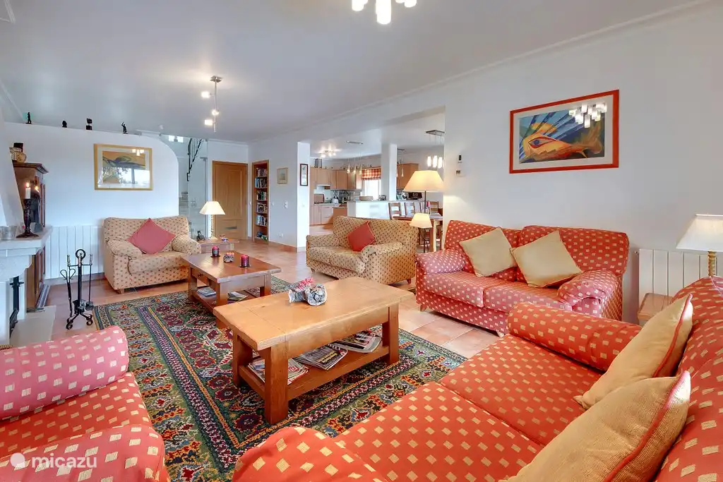 huiskamer en zicht op eetkamer