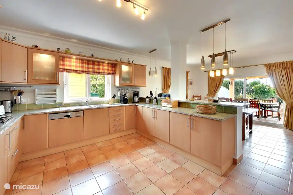 keuken in open verbinding met eetkamer en huiskamer. en zicht op terras.