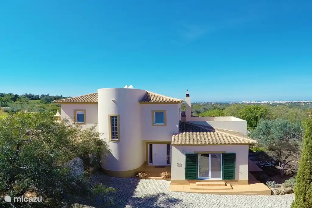 voorkant en ingaan van het huis.