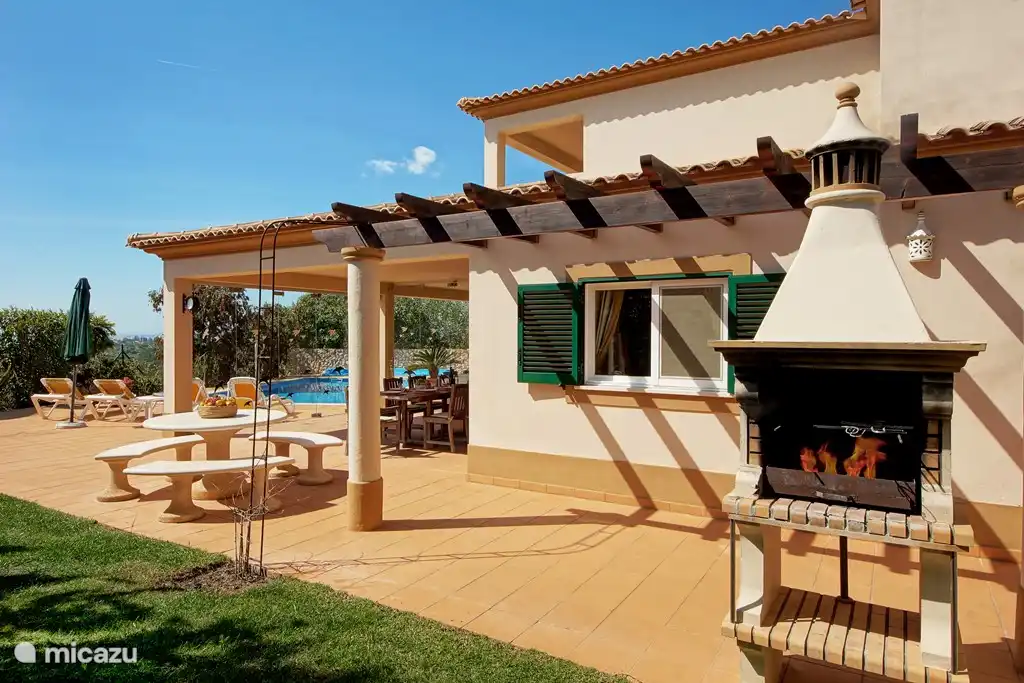 Terras op het zuiden met de barbeue