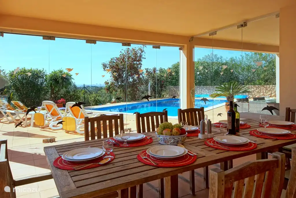 Overdekt terras en eethoek op het zuiden