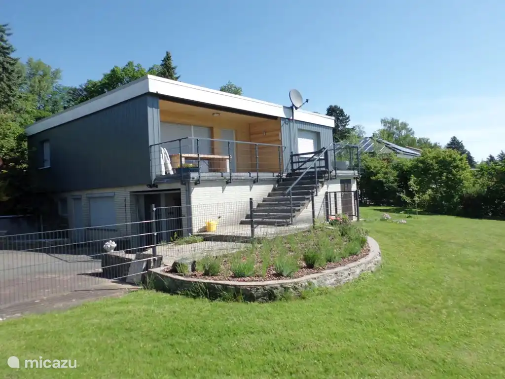 In 2014 hebben we de buitengevel ontmanteld, en opnieuw bekleed met topisolatie en een nieuwe buitengevel, tevens zijn op het platte dak zonnecollectoren aangebracht!  