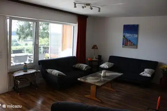 Woonkamer, gezellig doch prakties ingericht. Uitzicht op het terras en wijde omgeving.