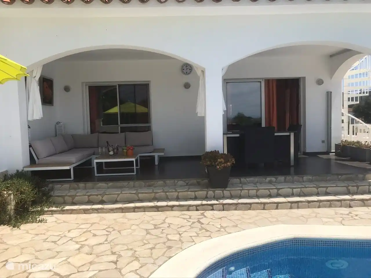 Leckeres Frühstück auf der überdachten Terrasse.