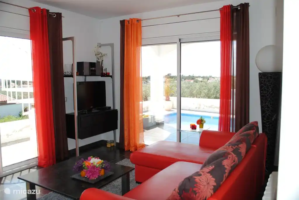 Sitzecke mit TV mit allen niederländischen Kanälen.