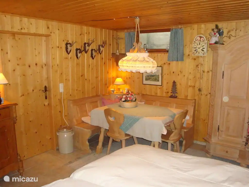 Wohn / Schlafzimmer mit Essecke Gästehaus