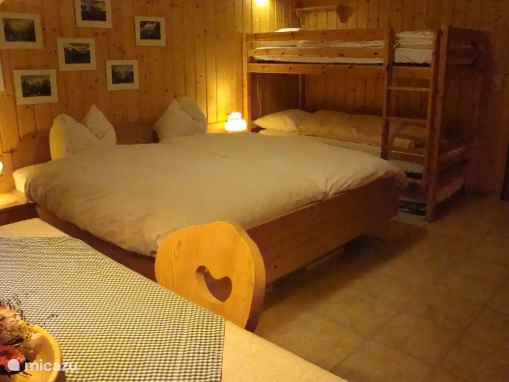 2 Bett (2 Einzelmatratzen) und Etagenbett im Gästehaus