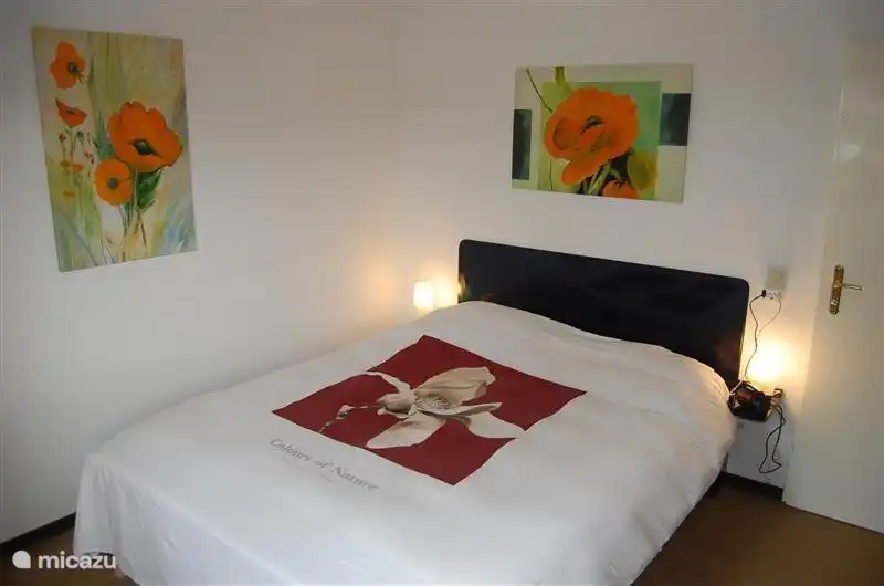 Schlafzimmer mit 2-Personen-Boxspring