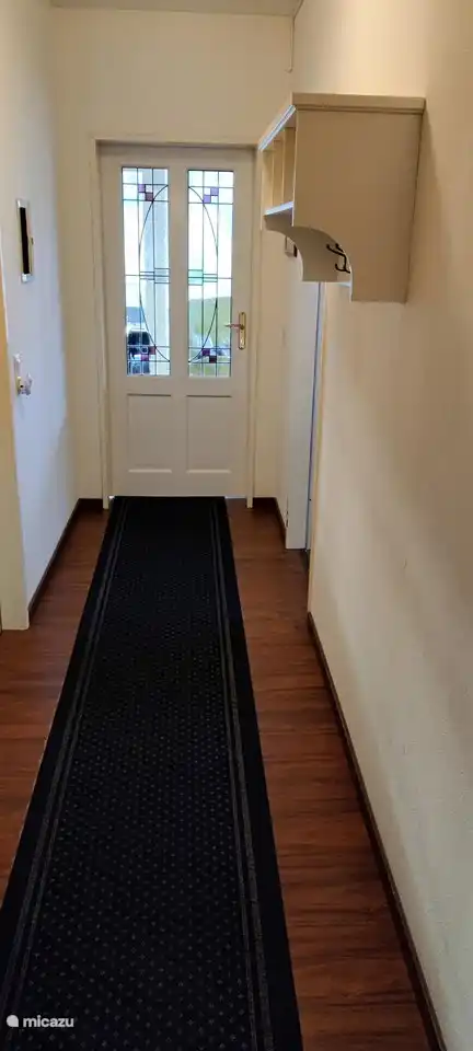 Saal. Linke Tür Badezimmer, rechte Tür Schlafzimmer, mittlere Tür Wohnzimmer / Küche.