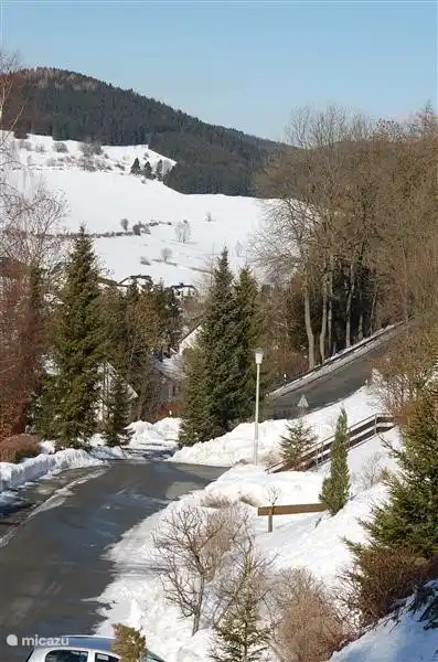 Aussicht von der Wohnung. Die Wohnung ist bequem mit dem Auto. Wenn das Haus ist ein großer Parkplatz.