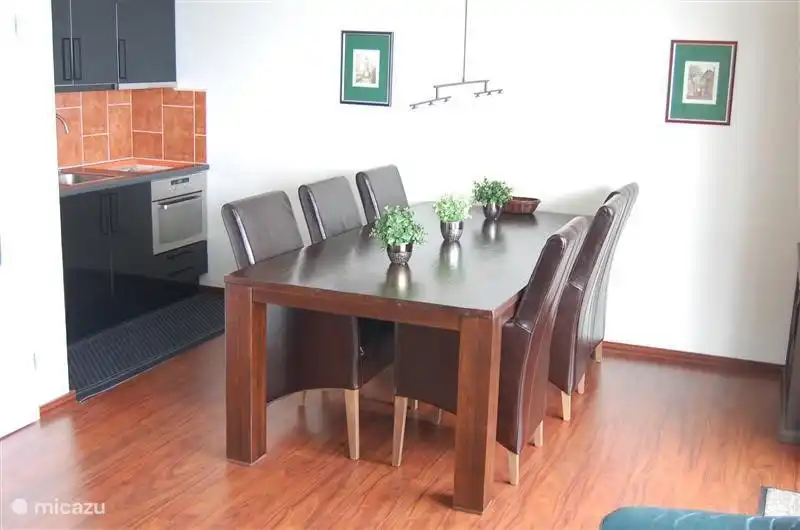 Esstisch für sechs Personen.