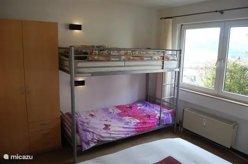 Etagenbetten und Schränke