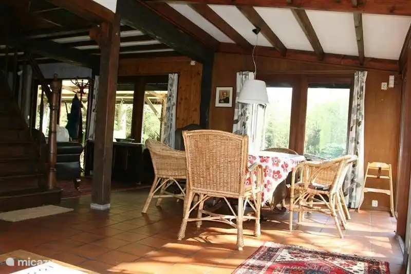 Essecke im Wintergarten, mit sechs Rattan stühlen