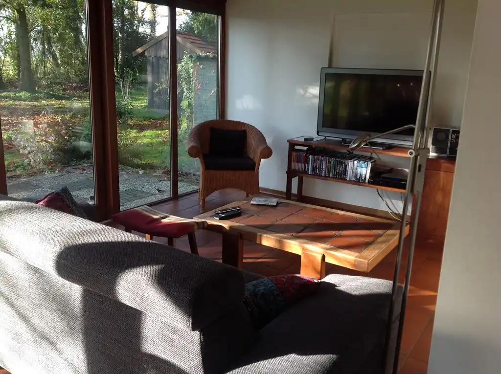 TV-Ecke, eine große Sammlung von DVDs, einschließlich Maigret, Wallander und viele Wohlfühl-Filme.