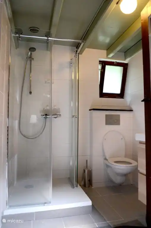 Bad met Dusche und WC.