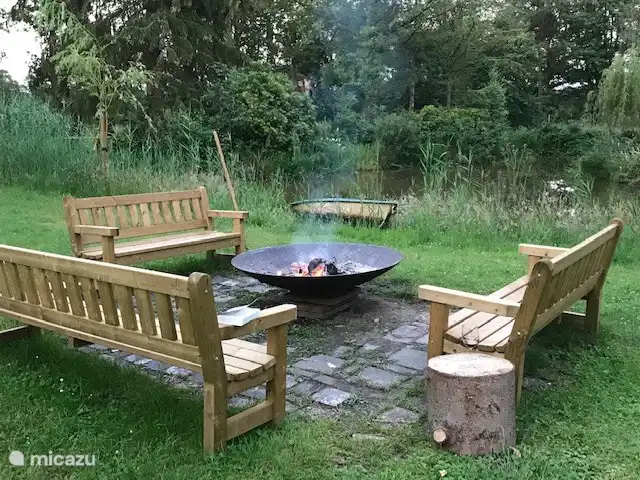 Kamin, wo Sie alle herumsitzen können. Genügend Holz vorhanden.