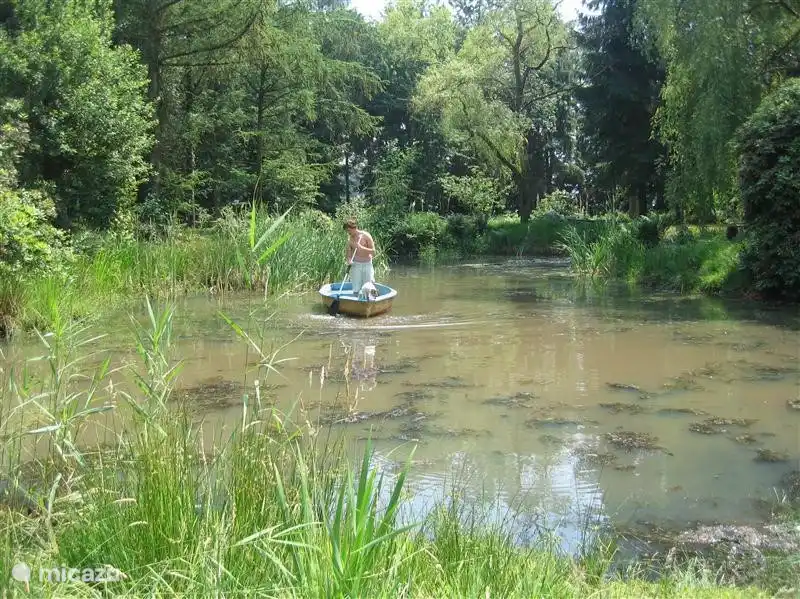 Das Wasser ist in der Regel einen halben Meter tief. Wir halten es auf Niveau durch regelmäßig Grundwasser zu pumpen.