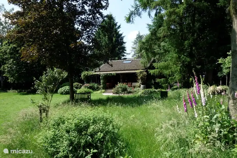 Blick von Wasser auf das Haus