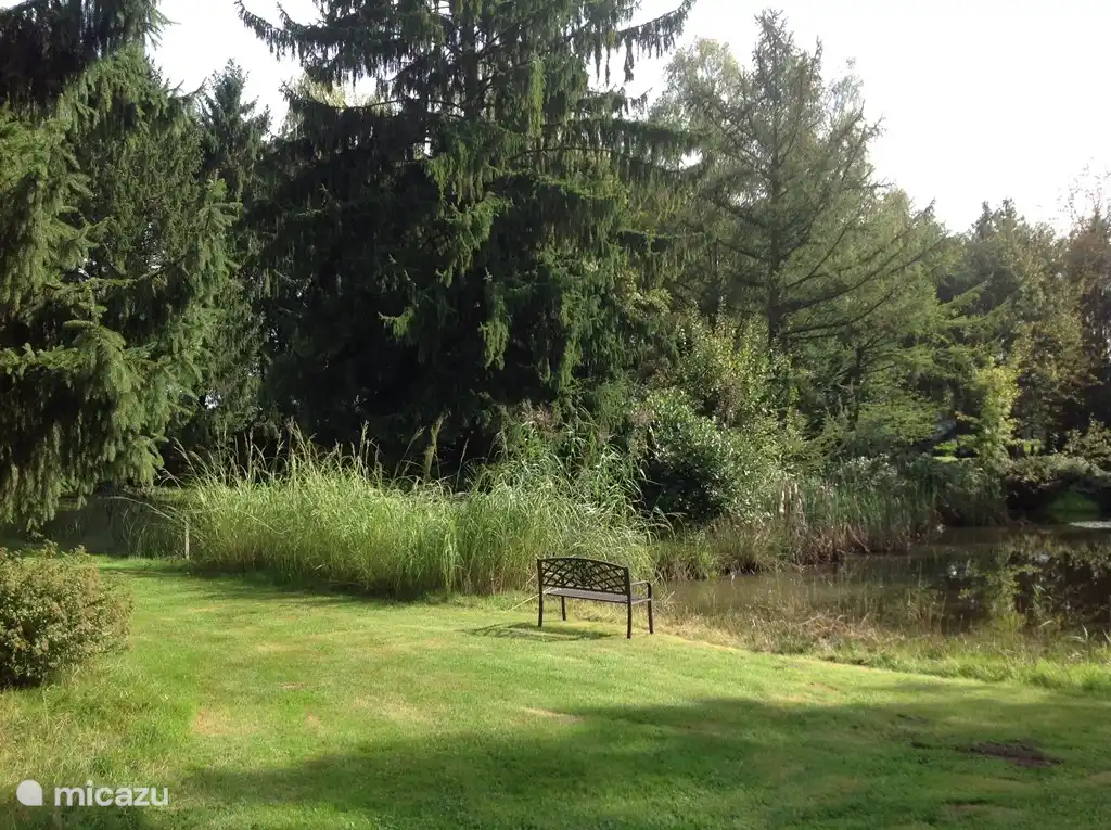 Auf dem Grundstück sind Streu Bänken.