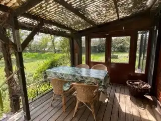 Die Veranda ist vom frühen Frühling bis zum späten Herbst ein wunderbarer Ort zum Sitzen.