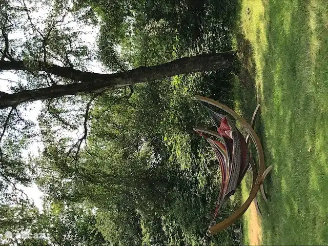 Zwei Hängematten mit beweglichen Hängemattenkonstruktionen erhältlich.