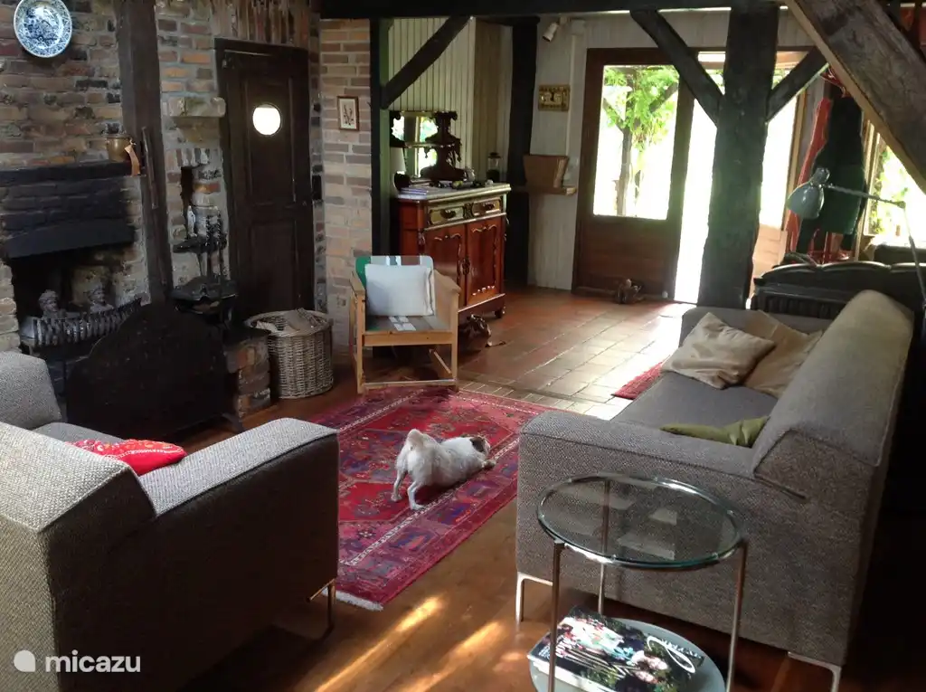 Sitzecke vor dem Kamin, der inzwischen durch einen skandinavischen Holzofen ersetzt wurde.