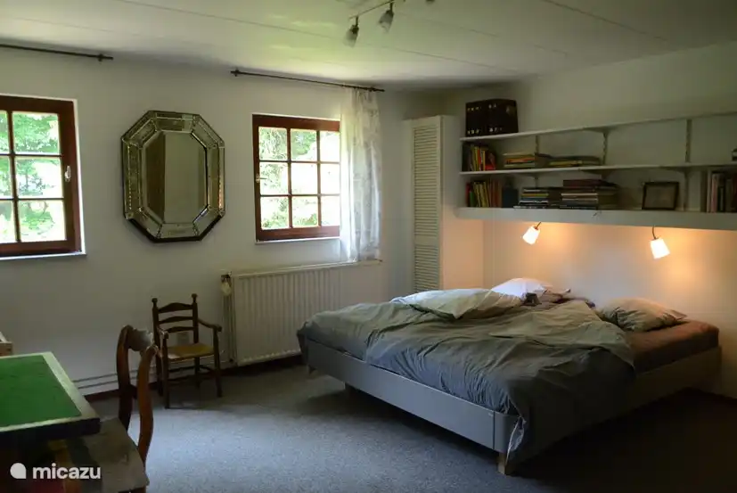 Schlafzimmer 1 (18 m2) mit Kinderbett